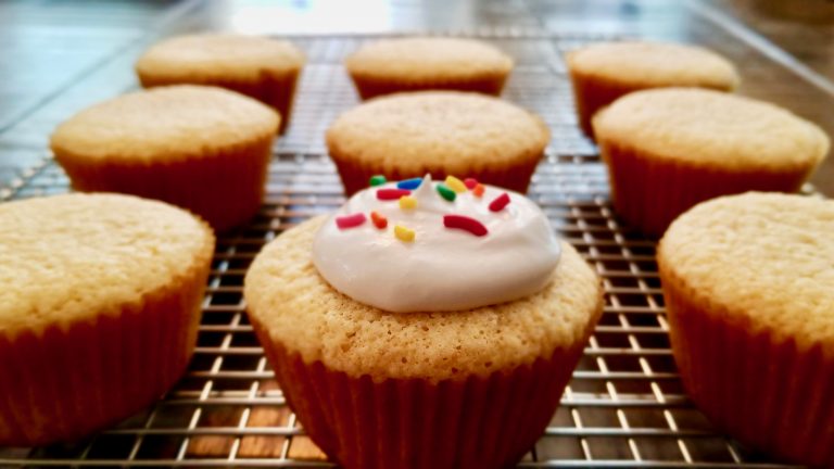 gluten-free-white-chocolate-cupcakes