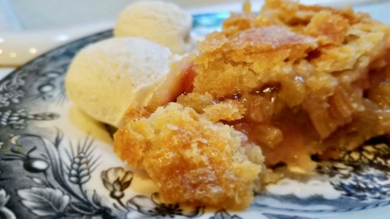 gluten-free-rhubarb-pie-sweetly-tart
