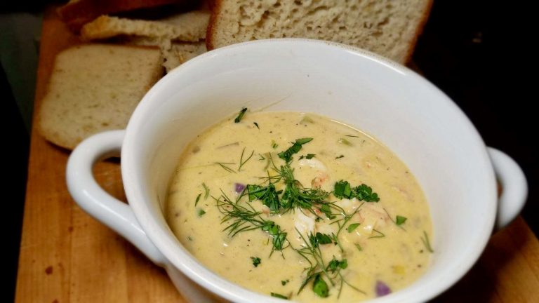 gluten-free-new-england-lobster-chowder-crock2
